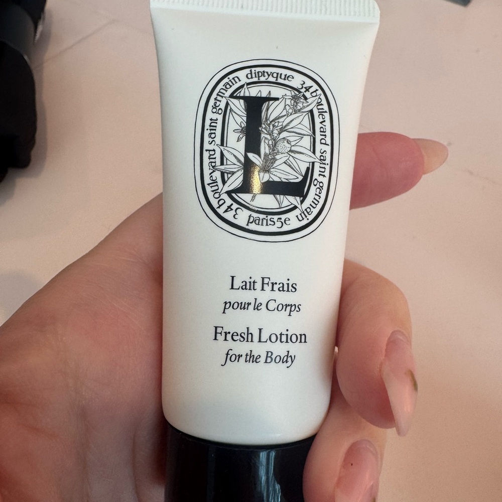 Diptyque Travel case with body lotion, face cream, philosykos eau de toilette - Picture 6 of 13